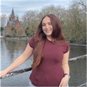 Profesora joven de apoyo para infantil, primaria y ESO