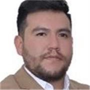 Profesor de informática que dicta clase para niños jóvenes y adultos de cualquier edad