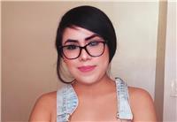 Profesora de portugués enseña a niños y adultos