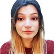 Insegnante giovane, dinamica e socievole