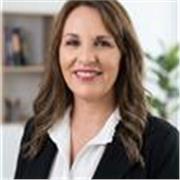 Profesora para la enseñanza primaria imparte clases a alumnos de primaria y ciclo básico