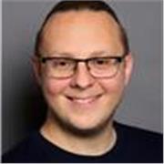 Ich grüße dich! Als Autor mit einem abgeschlossenen Studium in Englisch und Philosophie helfe ich dir gerne, dich zu verbessern