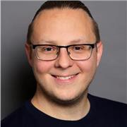 Ich grüße dich! Als Autor mit einem abgeschlossenen Studium in Englisch und Philosophie helfe ich dir gerne, dich zu verbessern