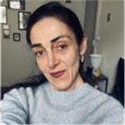 Professeure de danse contemporaine ayant plusieurs années d'expérience sur scène .