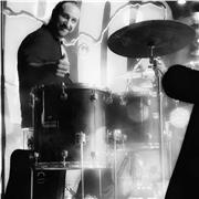 Maestro di batteria impartisce lezioni private