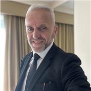 Professeur de français donne des cours à des espagnols ou des anglais