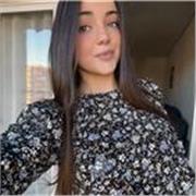 Estudiante universitaria imparte clases de repaso de asignaturas de primaria