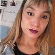 Profesora de primaria imparte clases a niños de todas las edades y todas las materias