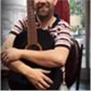 Profesor de guitarra da clases a niños a partir de los 8 años. También adolescentes, adultos y adultos mayores