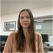 Profesor de inglés imparte clases a niños de todas las edades