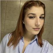 Laureanda in farmacia con diploma di l’oscuro scientifico