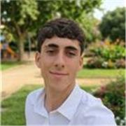 Estudiante de universidad con muy buenas calificaciones y con experiencia en el cuidado de niños