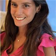 Experte en communication et diplômée d’Assas, j’enseigne le français à  en ligne avec une approche vivante et interactive.