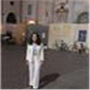 Insegnante privata solare e paziente con metodo di studio personalizzato disponibile per lezioni e compiti a Ferrara