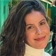 Graduada em Letras, revisora, tradutora e professora de inglês e português, apaixonada por línguas estrangeiras