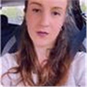Ragazza studentessa offre ripetizioni per ragazzi da elementari a superiori