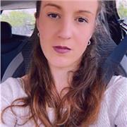 Ragazza studentessa offre ripetizioni per ragazzi da elementari a superiori