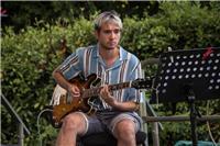 Chitarrista professionista impartisce lezioni di chitarra pop, rock, blues e jazz