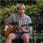 Chitarrista professionista impartisce lezioni di chitarra Pop, Rock, Blues e Jazz