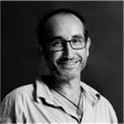 Soy fotógrafo y narrador visual, apasionado por capturar momentos con intención y estilo.