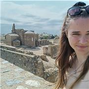 Je suis professeur des écoles et je suis disponible pour donner des cours particuliers.