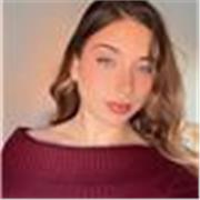 Profesora titulada terminando el último año de universidad 