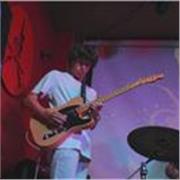 Profesor de guitarra de 17 años con 7 de experiencia con el instrumento y ganas de expandir su pasión a otros
