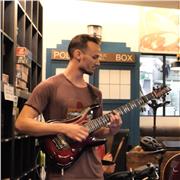Passionné de guitare, je donne des cours à domicile ou en ligne