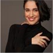Profesora de teatro tanto para niños y adultos que quieran acercarse a las artes escénicas.