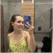 Profesora de matemáticas con gran entusiasmo, le gustan los niños y posee grado medio de informática