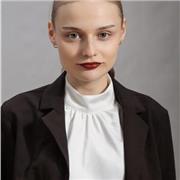 Hallo! Ich bin Leila. Mein Englisch ist auf C1-Niveau, ich nutze die Sprache täglich und weiß wie schwer es sein kann