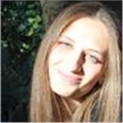 Studentessa di università impartisce lezioni a studenti di medie e liceo