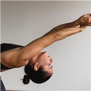 Profesora titulada en Hatha Yoga, Yin Yoga y Yoga para niños.