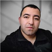 Ingeniero Ejecución con diplomado dicta clases para alumnos de distintas edades