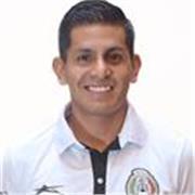 Educador físico dando clases de educación física deportiva y entrenamiento personalizado