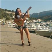 Profesora de música da clases de bajo para todas las edades y niveles