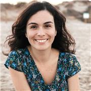 Soy una ilustradora profesional en Valencia apasionada por la creación de ilustraciones alimentarias que realzan la identidad y el sabor de los productos.  Enseño ilustración con técnicas de rotuladores, lapices de colores y acuarela. Y aprendemos a digit