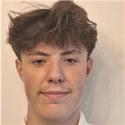 Étudiants polyvalent qui est bon dans toutes les matières spécifiquement en histoire géographie en anglais et en mathématiques