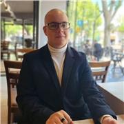 Profesor de Inglés ofrece clases a niños de nivel primario y secundario