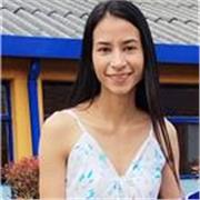 Profesora de apoyo escolar niños de básica primaria