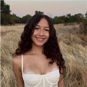 Profesora graduada de Bachillerato Social, actualmente alumna universitaria