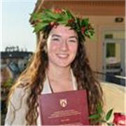 Maestra di scuola primaria impartisce lezioni ad alunni di scuola primaria e secondaria di primo grado (medie)