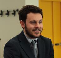 Laureato magistrale in chimica analitica impartisce lezioni di chimica per studenti dello scuole superiori