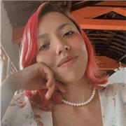 Profesora de artes imparte clases de diferentes ramas del arte para todas las edades