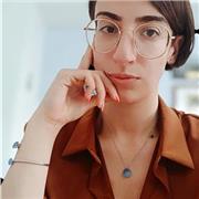 Laureata in Storia e Filosofia impartisce lezioni per lo sviluppo di competenze/conoscenze metodologiche per affrontarle