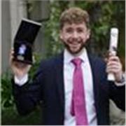 Estás buscando un profesor nativo de inglés? Alguien con 27 años de experiencia usando y enseñando inglés? Soy Aaron, mucho gusto