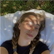 Laureanda in economia aziendale impartisce ripetizioni di inglese a ragazzi di scuole elementari e medie