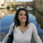 Docente di latino impartisce lezione per studenti della scuola secondaria di 2 grado