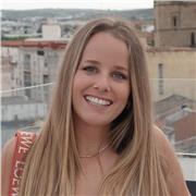 Profesora titulada en Administración de Empresas, con experiencia impartiendo clases online y presencial para primeria y ESO