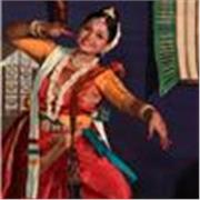 Indischer Tanzlehrerin, der mit indischer klassischer Musik und Bollywood-Beats grooven kann